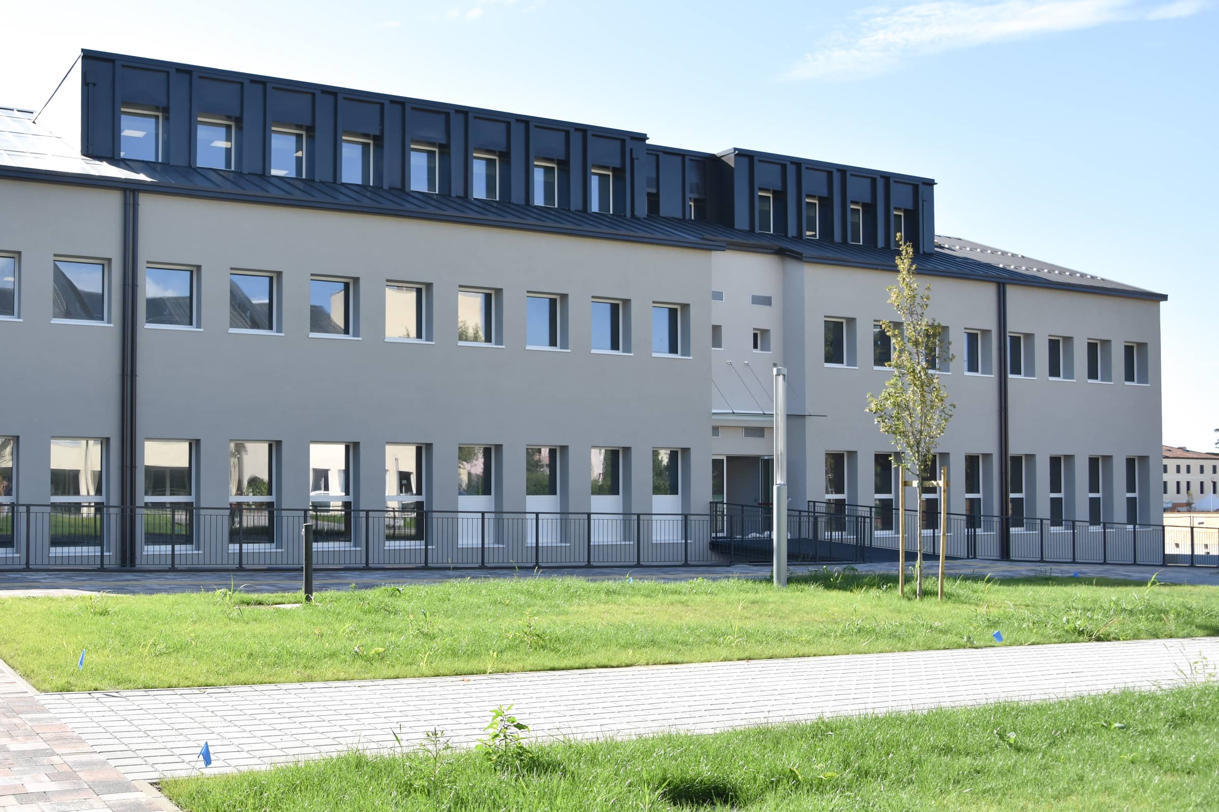 Intervento di ampliamento del Liceo Corradini di Thiene (VI), realizzato da Maroso Costruzioni.