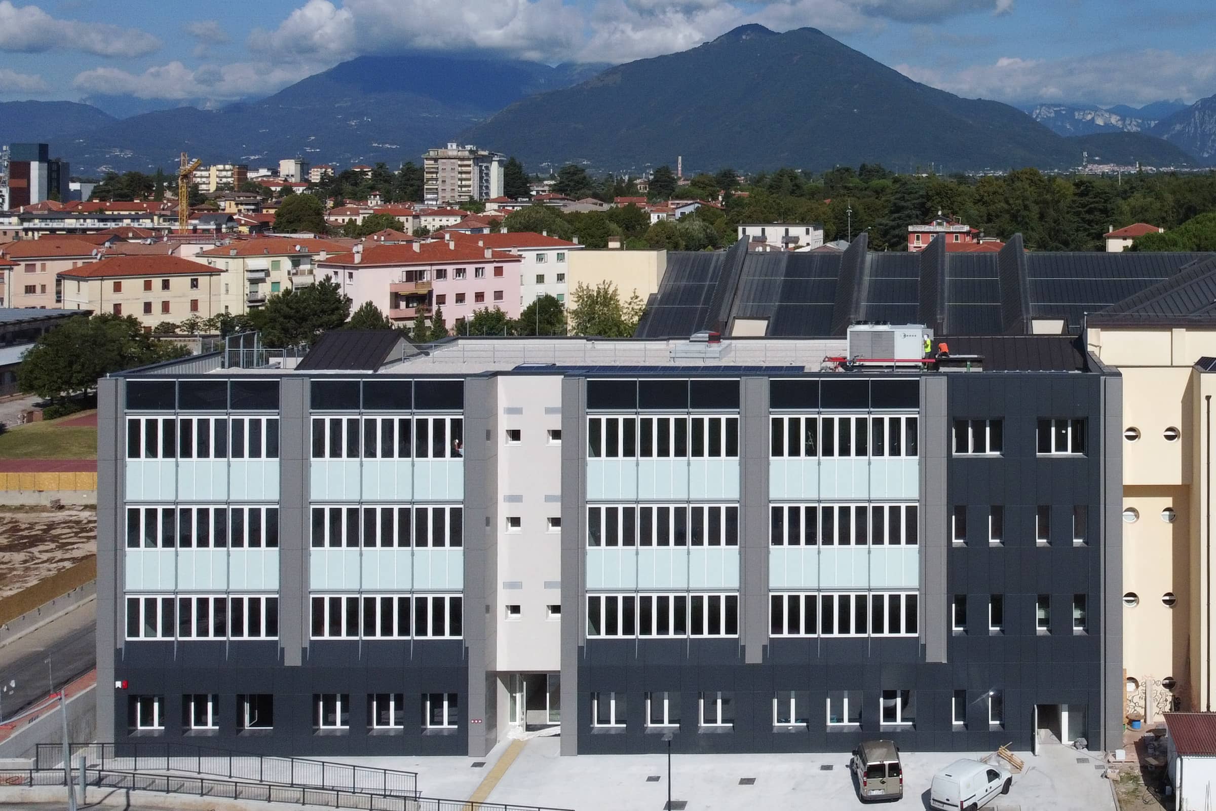 Intervento di ampliamento del Liceo Corradini di Thiene (VI), realizzato da Maroso Costruzioni.